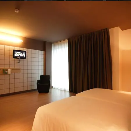 Ele Hotelandgo Arasur מלון 3*